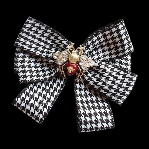 ✨ Gorgeous Bow Brooch Pin Black and White with Bee - Picture 1 of 2